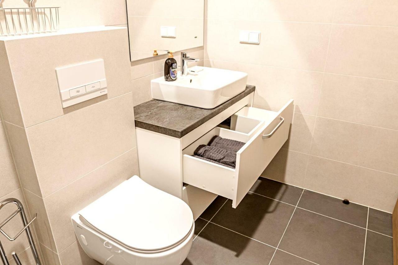 Modern 1Bd Apartment In Old Town By Hostlovers Kaunas Eksteriør billede