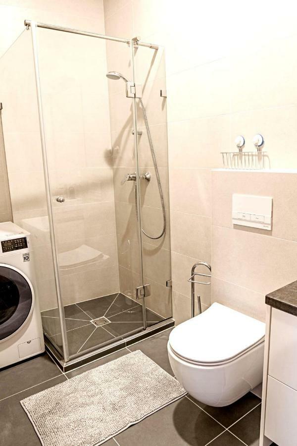 Modern 1Bd Apartment In Old Town By Hostlovers Kaunas Eksteriør billede